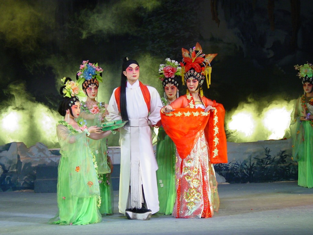 新编神话邕剧《龙象塔奇缘》参加广西第六届剧展荣获二等奖及十个单项奖；该剧还荣获南宁市第五届五象工程文艺奖。